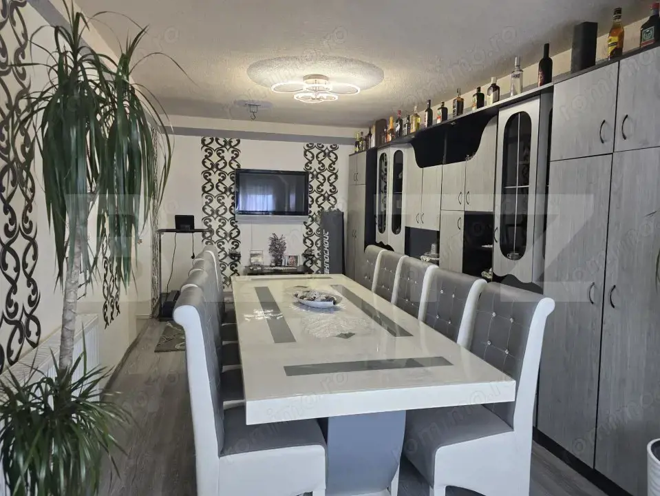 Apartament de vanzare, cu 3 camere, 81.,6 mp, zona Closca