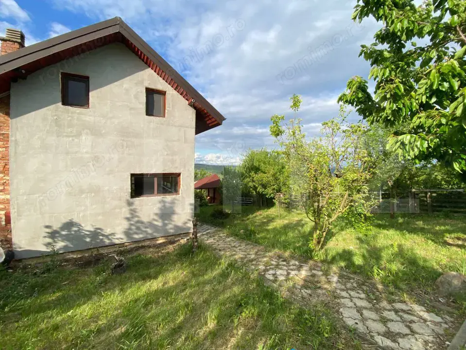 Căsuță cochetă cu panoramă superbă asupra satului Câmpenești și a lacurilor Căsuță cochetă cu panoramă superbă asupra satului Câmpenești și a lacurilor