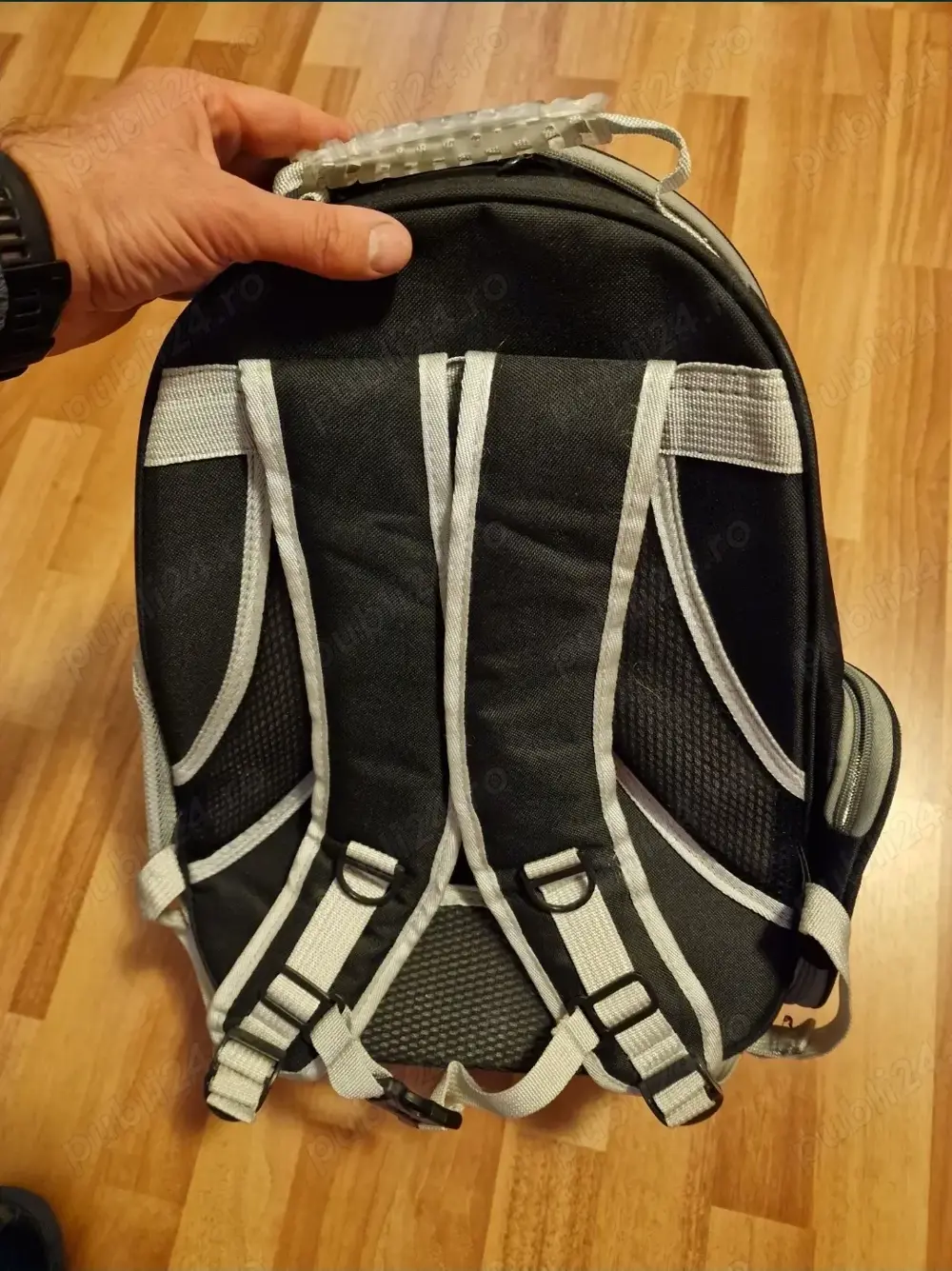 Rucsac, perie și jucarie de zgâriat