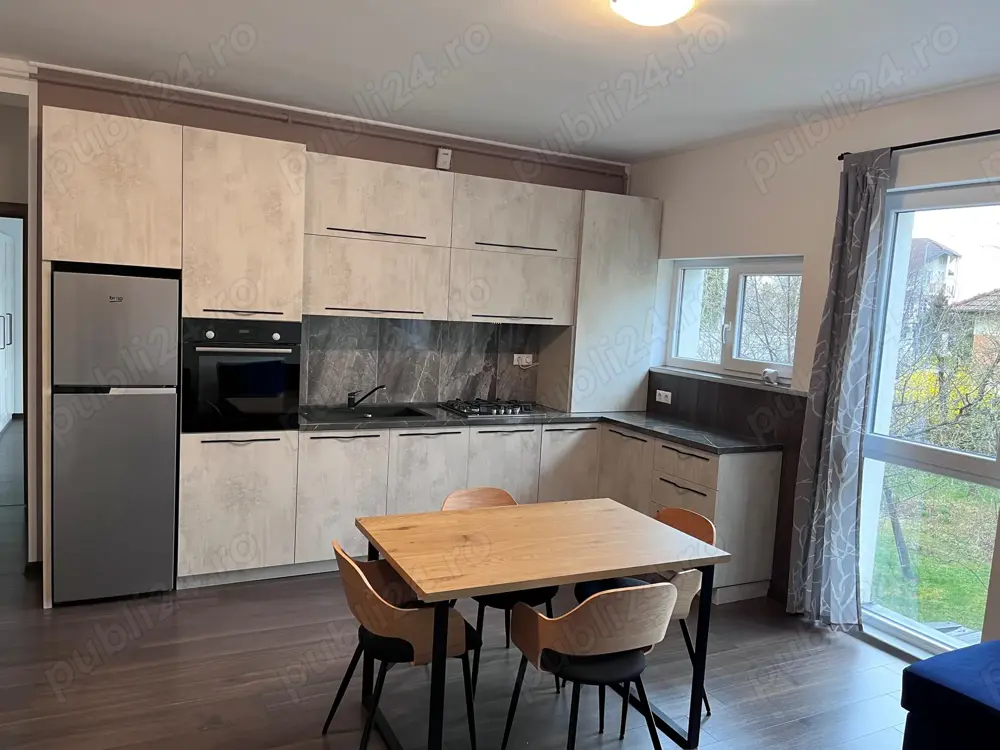 Inchiriez apartament cu 3 camere, bloc nou,  zona Cornisa