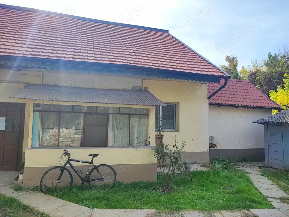 Vand casa la curte comuna - 2 camere, zona centrala