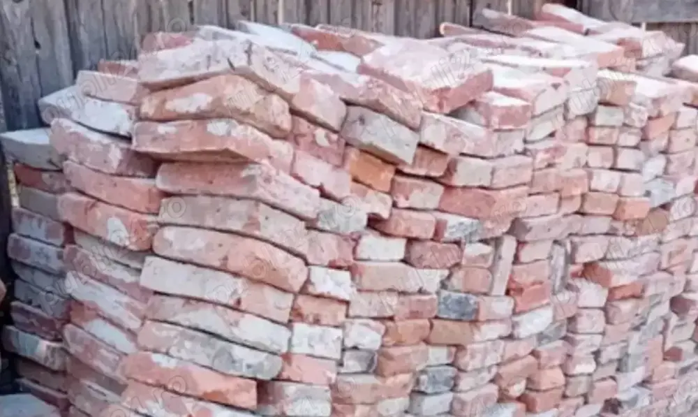 Caramidă plina veche - tiganeasca. Pret 2 ron.