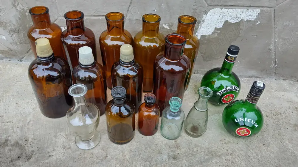 Sticle maro- albe  si vaze de colectie