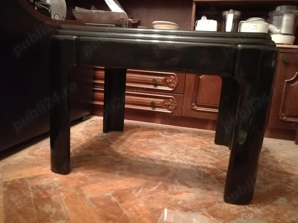 Vând măsuță de sufragerie 