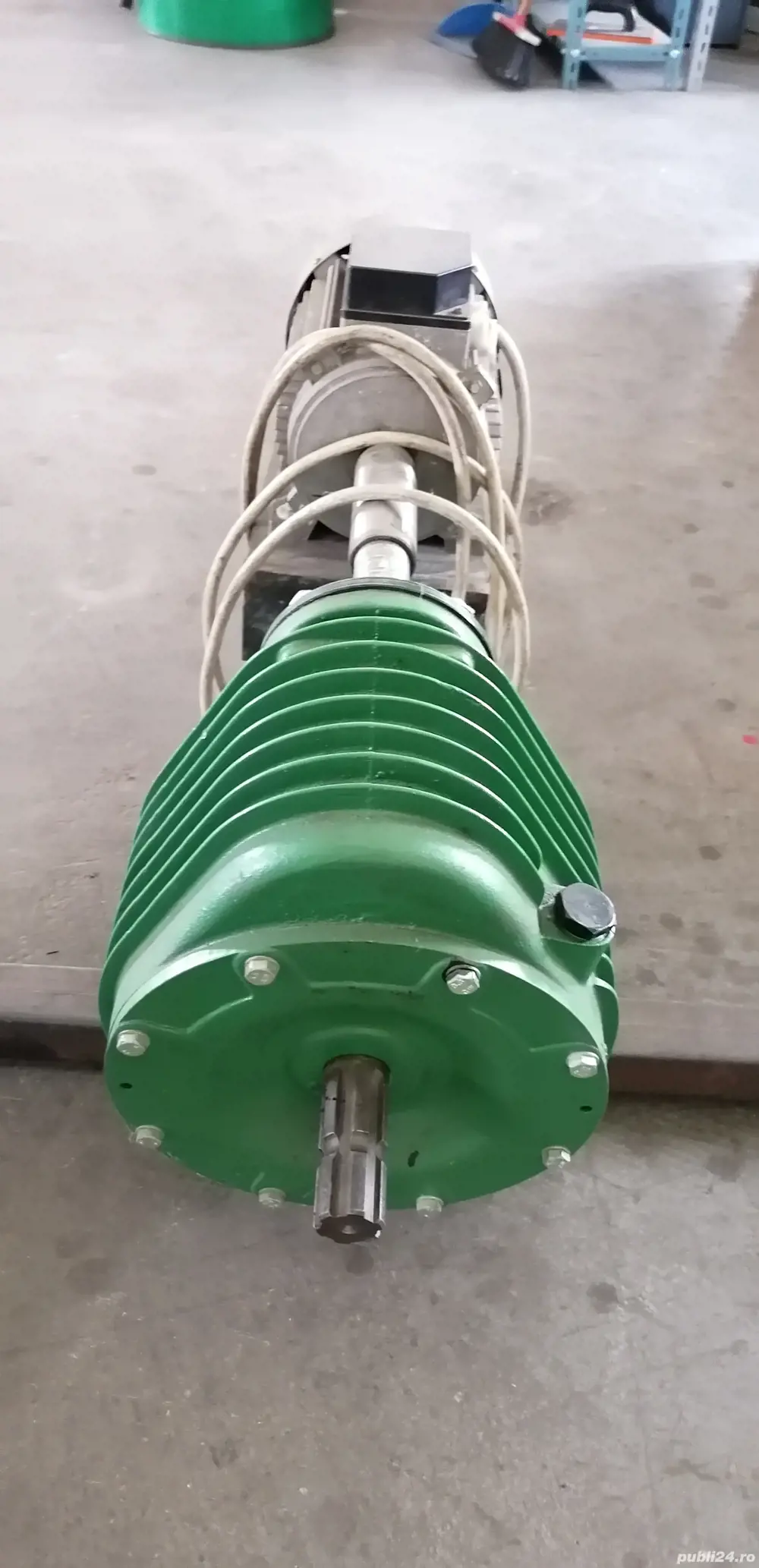 Motor trifazic cu reductor de forța 