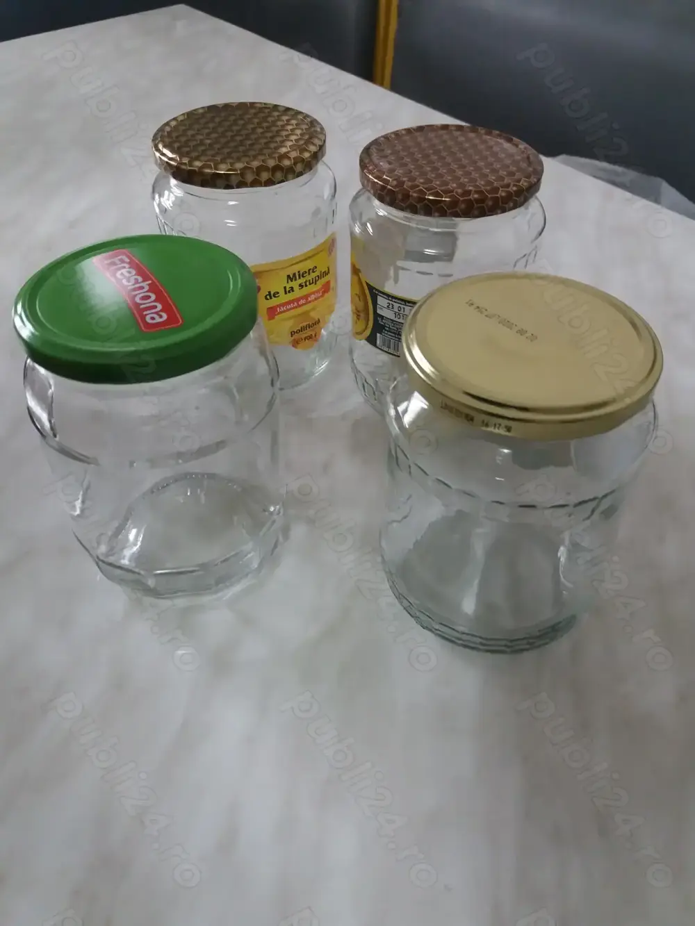 Vand borcane cu capac - de 900 grame - 2 ron bucata 