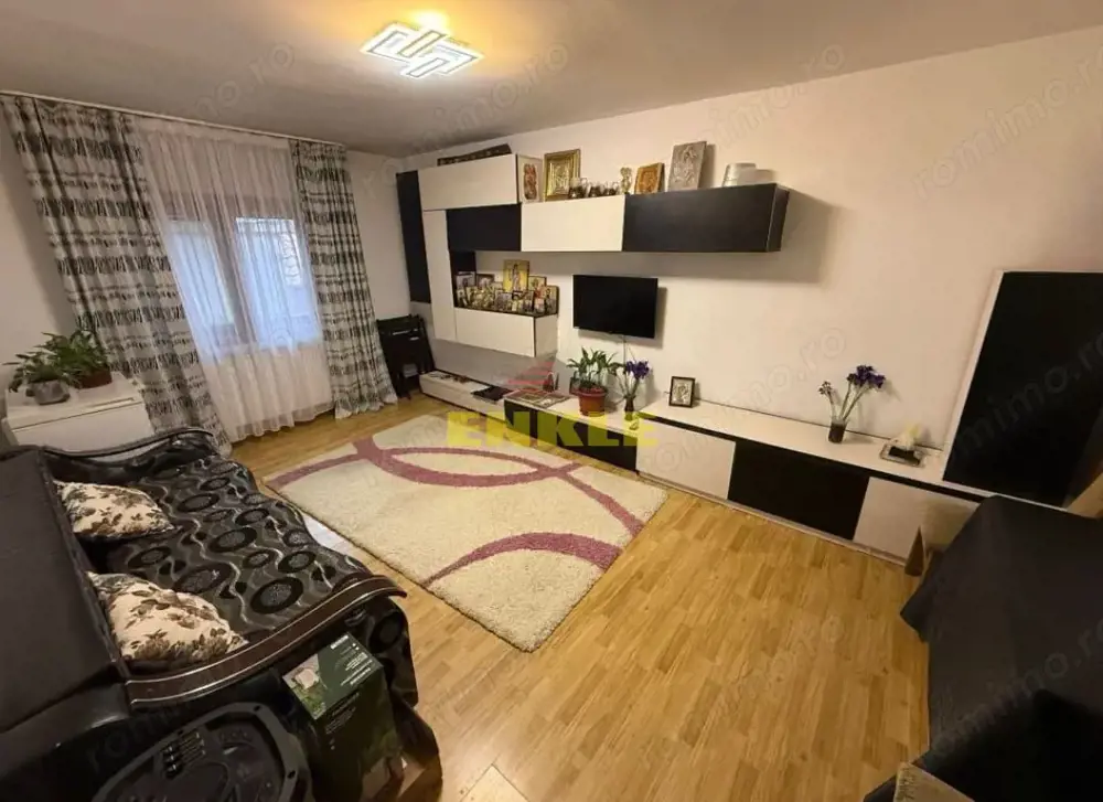 De vanzare apartament cu 3 camere, zona Mall