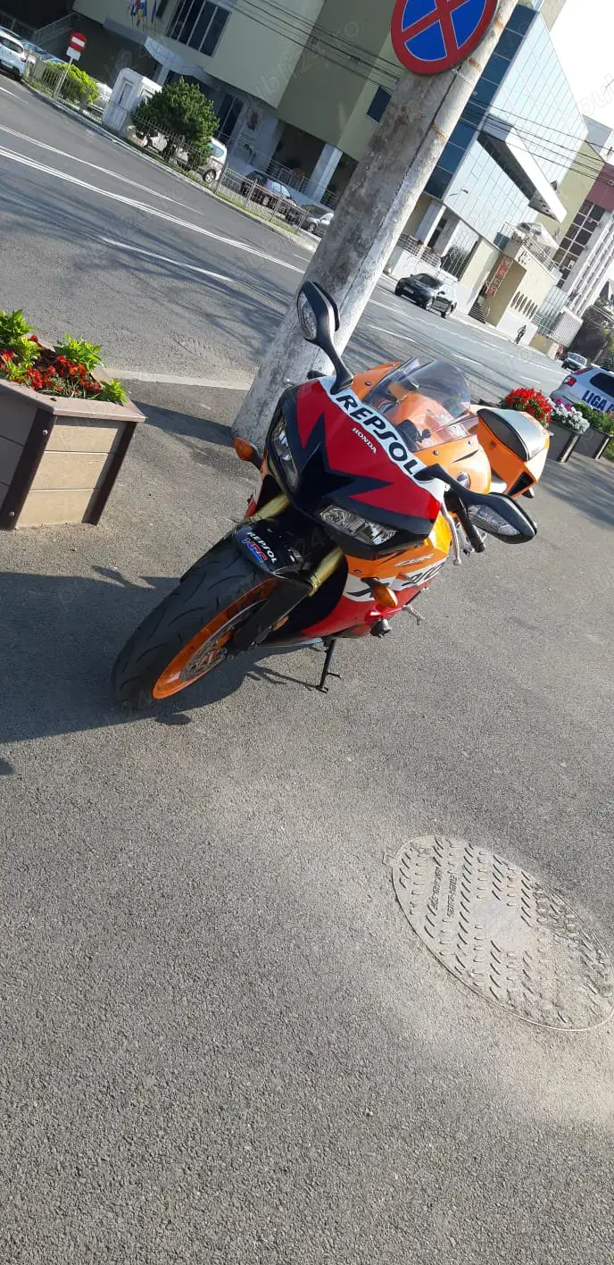 Moto Honda cbr rr repsol 600 cc Moto Honda cbr rr repsol 600 cc