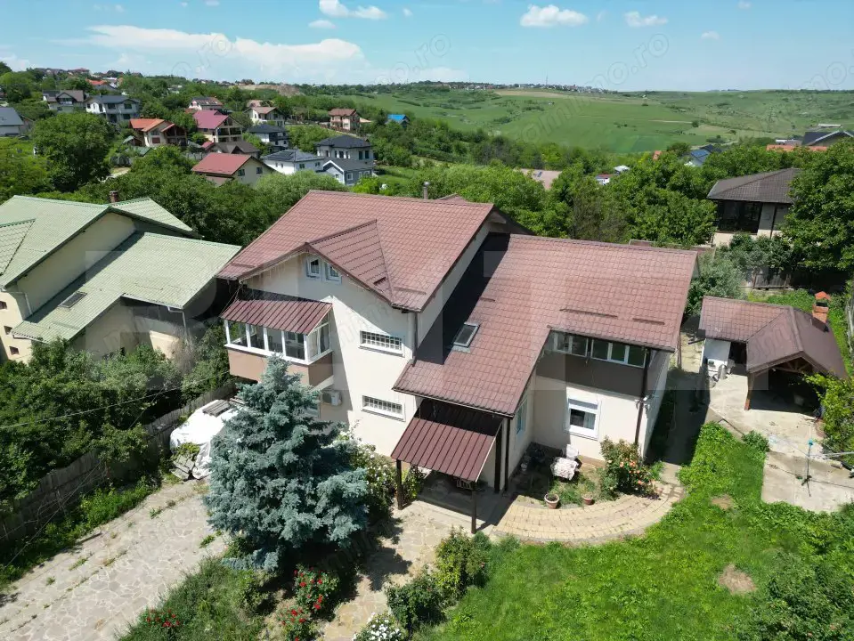 Casa cu 7 camere, 400 mp, 1500 mp de teren, Breazu Casa cu 7 camere, 400 mp, 1500 mp de teren, Breazu