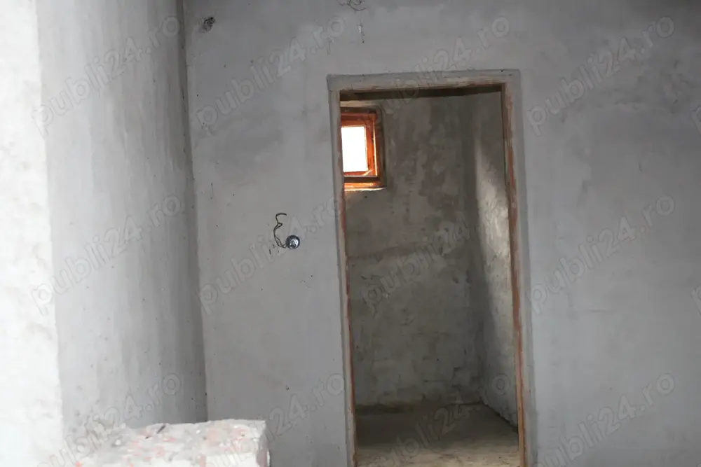  1.  Casă + teren 2.044 mp la DN67   Călnic, Gorj   construcție la gri