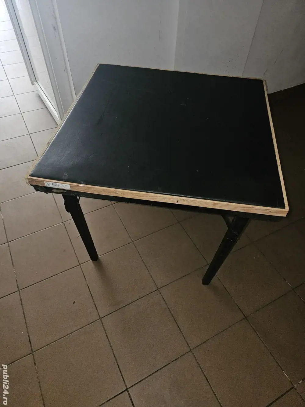 Masa cu picioare rabatabile si tablie capitonata pentru camping ,calatorii,pescuit