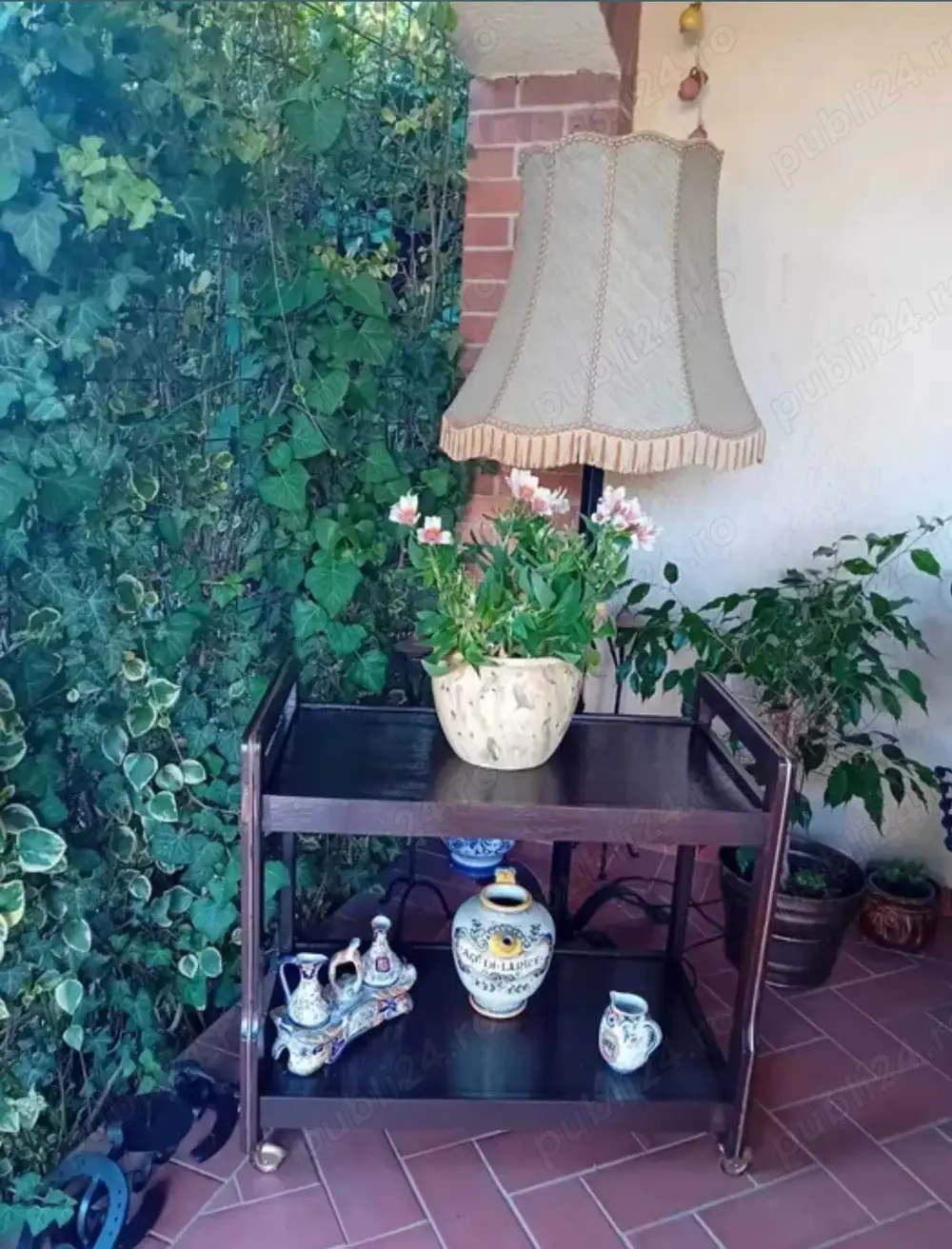 Vând gheridon din lemn