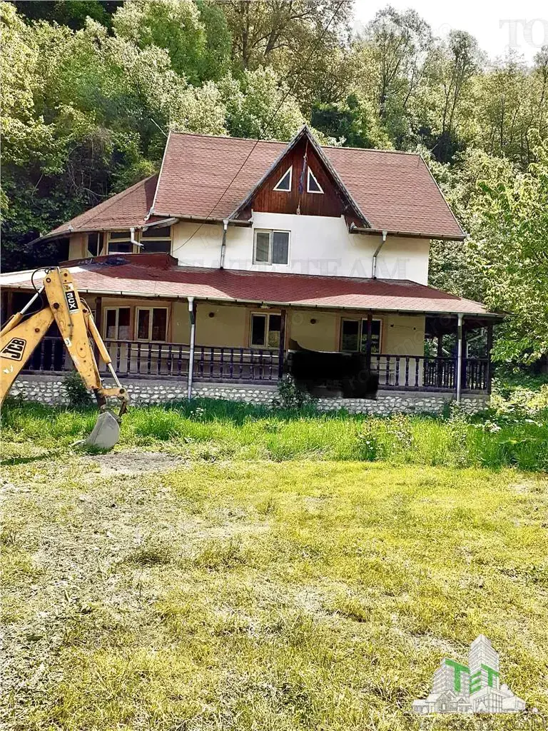 VIla 5 camere + casa rustica 4 camere, teren 5699 mp, ideal pentru investie turistica zona Rucar