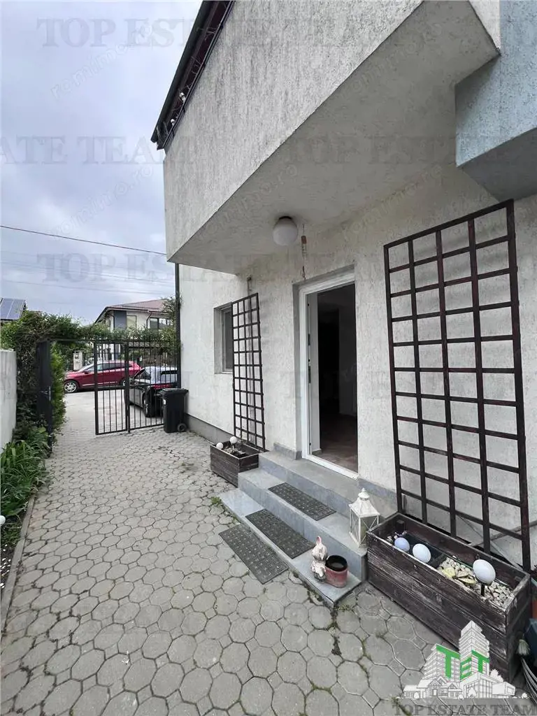 Vila moderna cuplata,curte individuala cu 5 camere , 3 bai , Living , terasa,mobilat si utilat, 2 lo