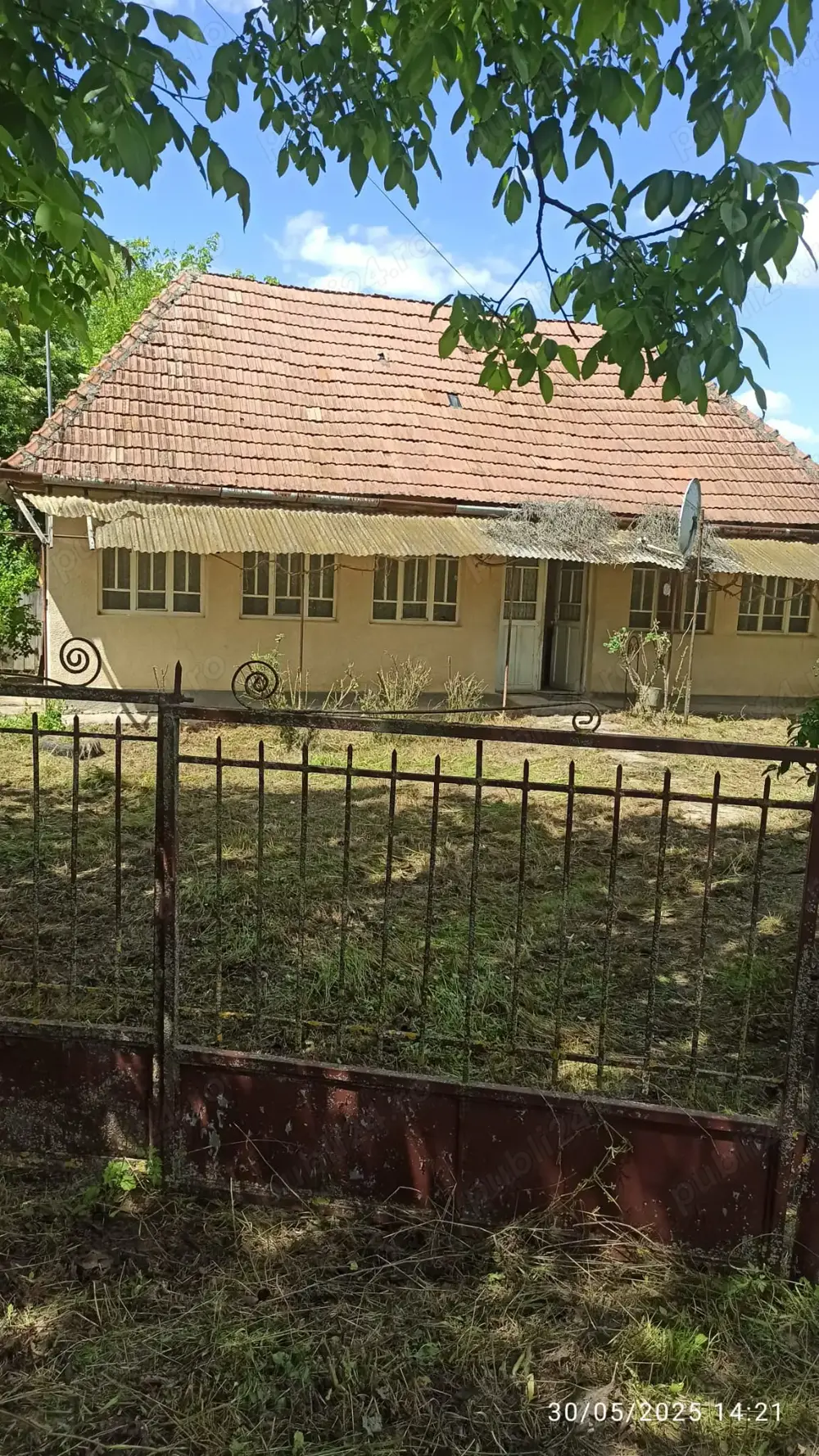 Teren intravilan  de vânzare cu casa bătrâneasca 