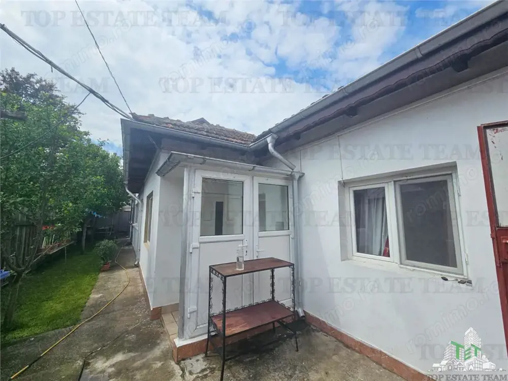 Casa la curte cu garaj dublu langa Padurea Rosu