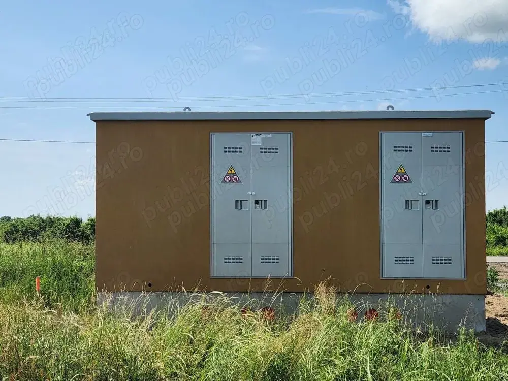 Teren lângă case construite cu utilități