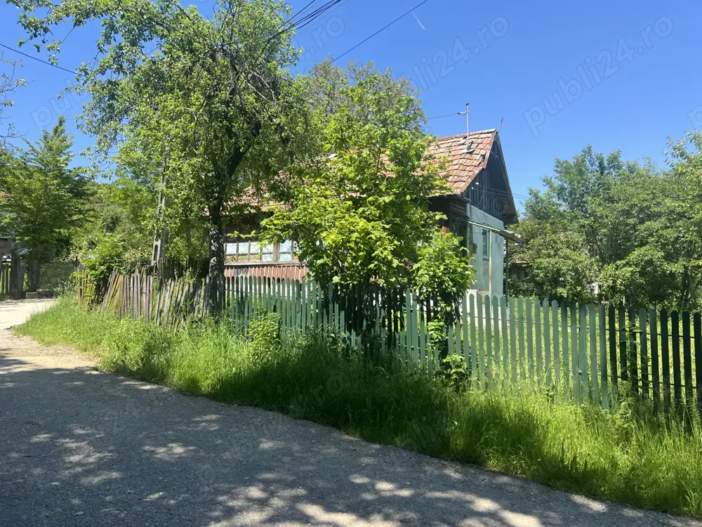 Casă și teren de vinzare 