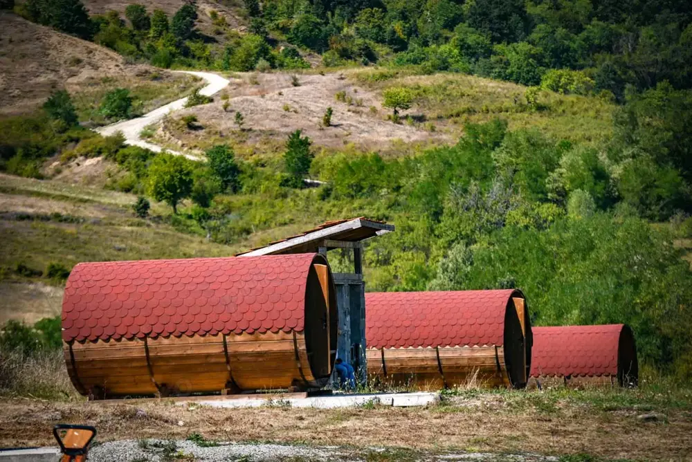 Escapadă din București   cazare în Apuseni, cabane & butoaie rustice