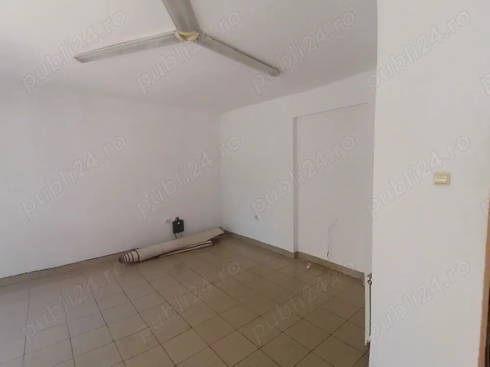 De vanzarr camera cu intrare din strada