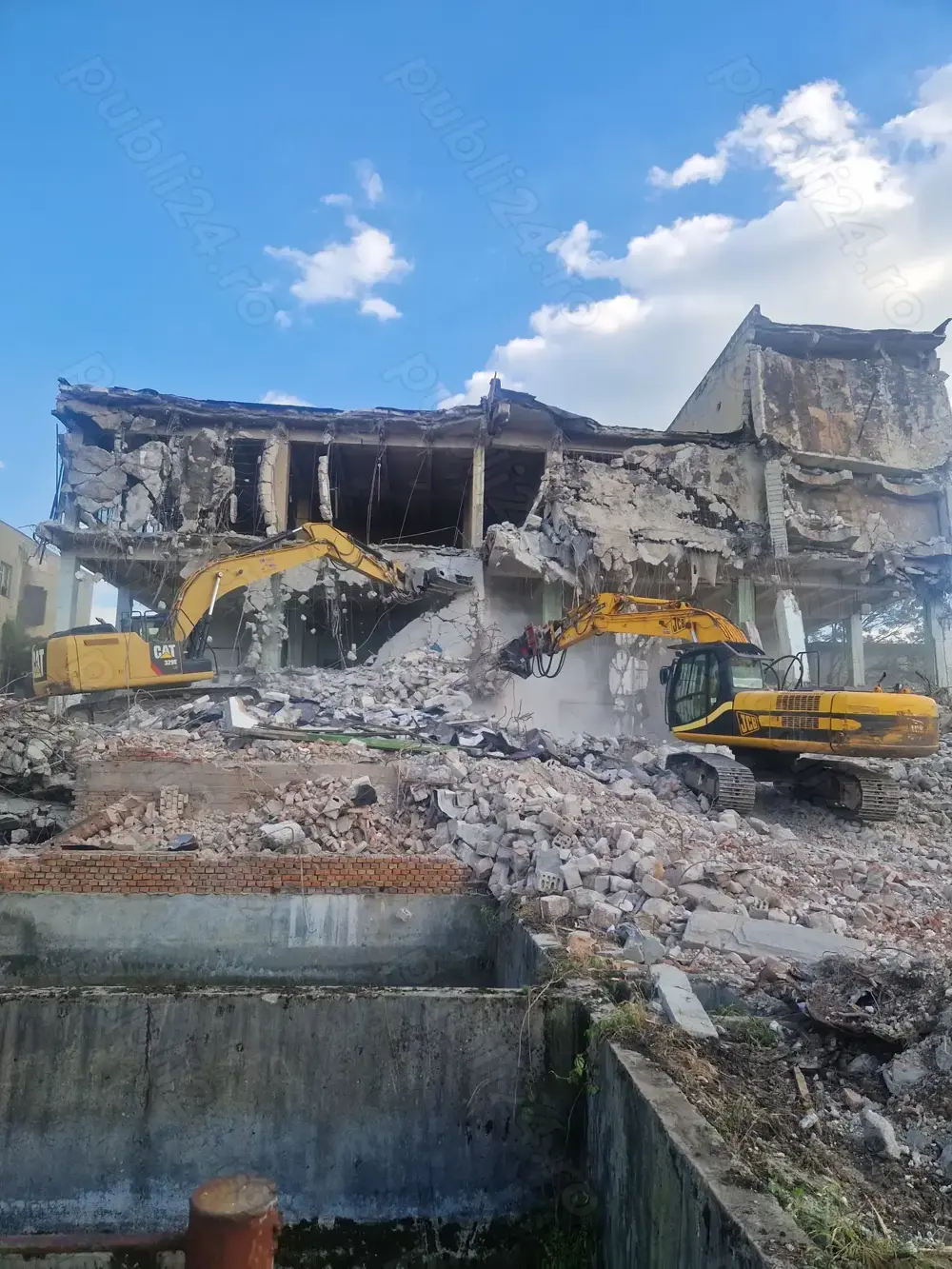 Firma specializata in demolari angajam muncitori necalificați Firma specializata in demolari angajam muncitori necalificați