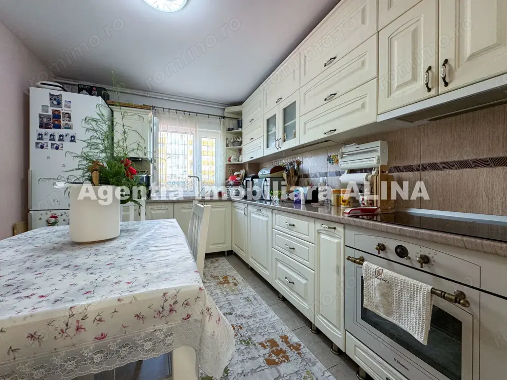 Ap. 3 camere in Deva, zona Astoria, 70 mp, decomandat, etaj 3.
