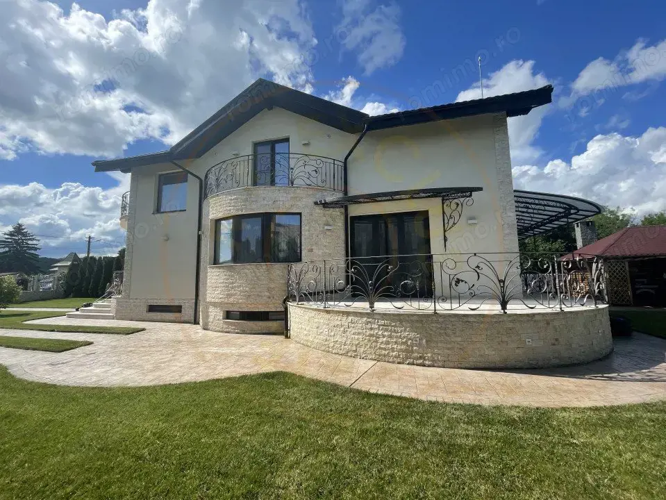 Cornu de Jos  Doua  case moderne, crama la subsol, prosumator