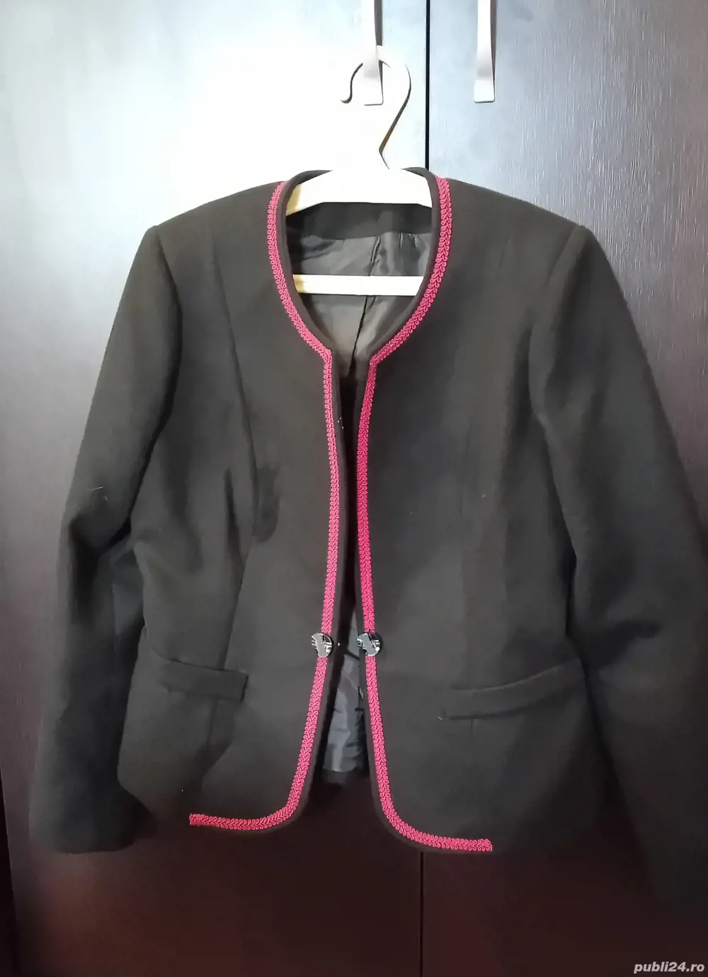 Sacou negru cu dunga rosie, gros, lana