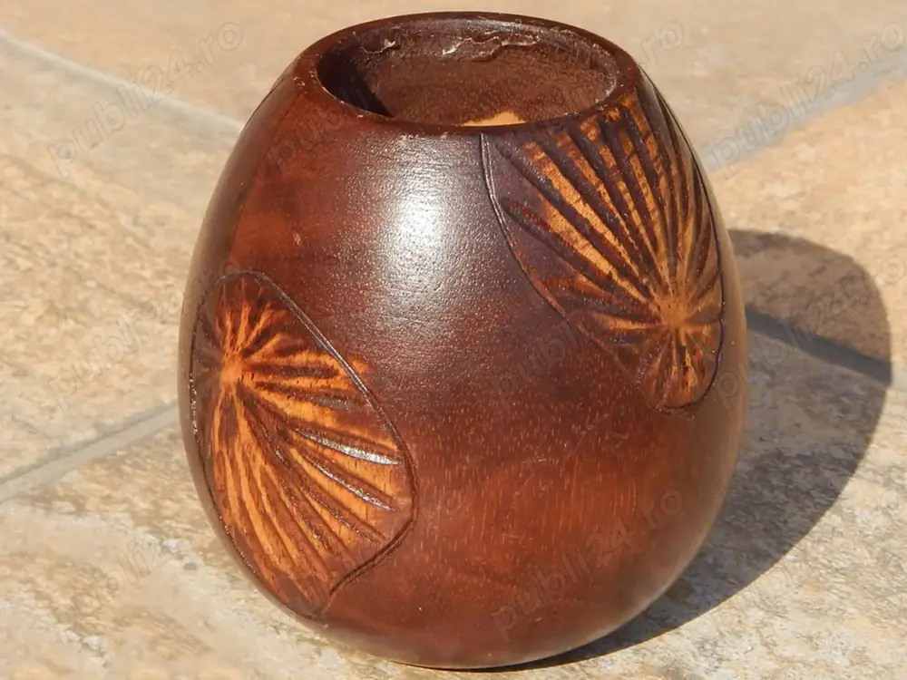 Suport lumanare african din lemn cioplit