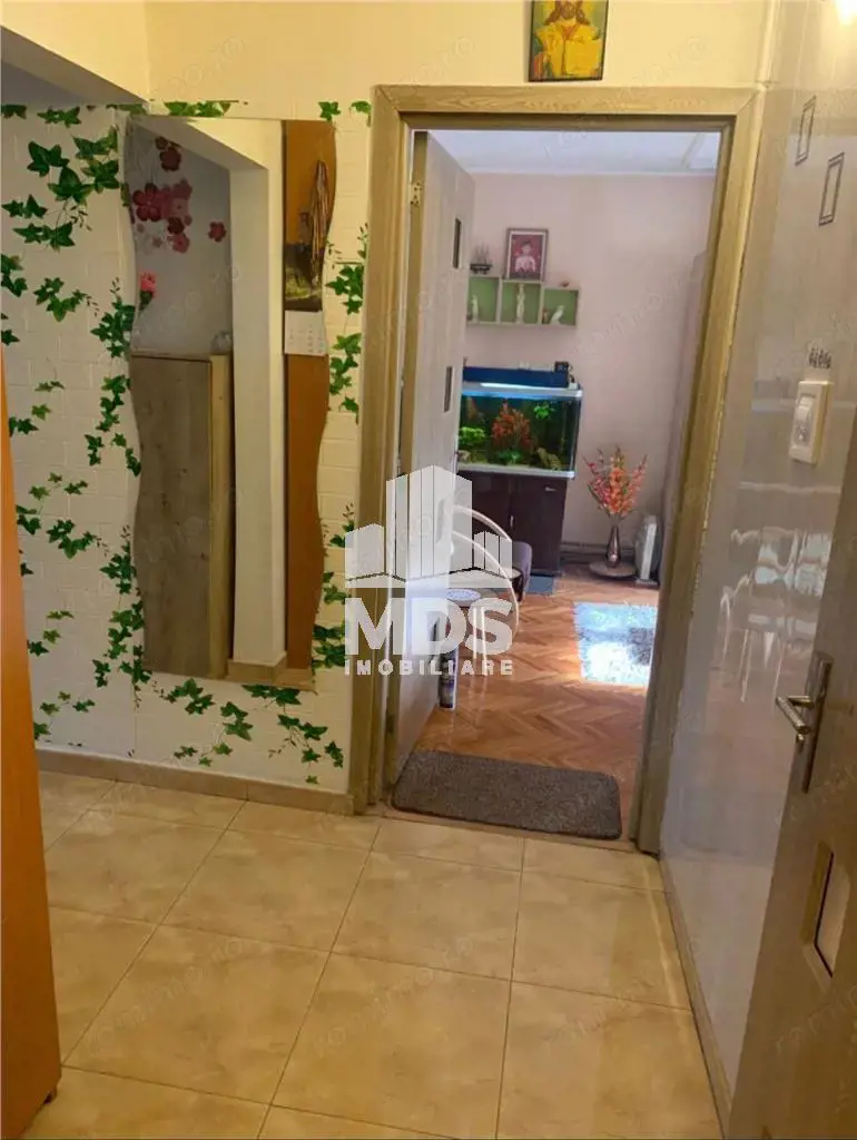 Decomandat, mobilat si utilat cu 2 bai si 2 balcoane la etajul 3