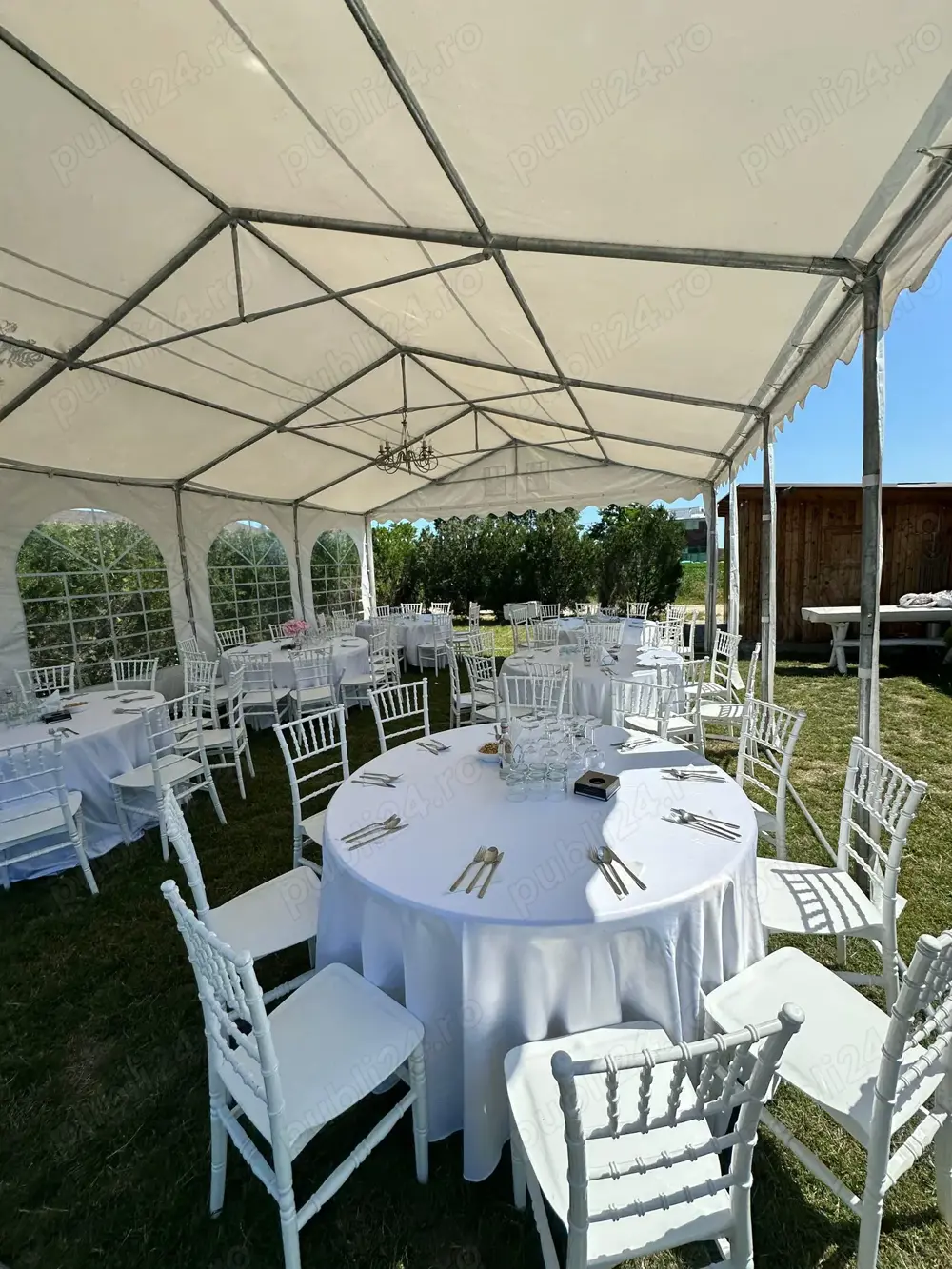 cort de inchiriat, mese, scaune, vesela, gonflabil