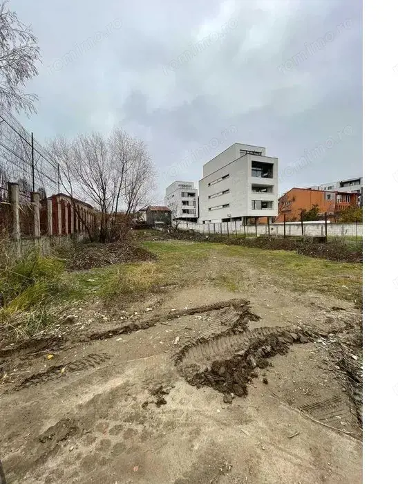 Titan, teren 1600 mp, dubla deschidere