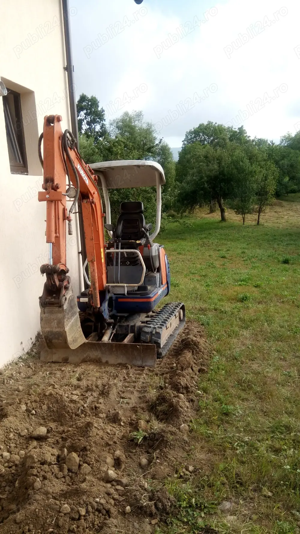 Închiriez miniexcavator 