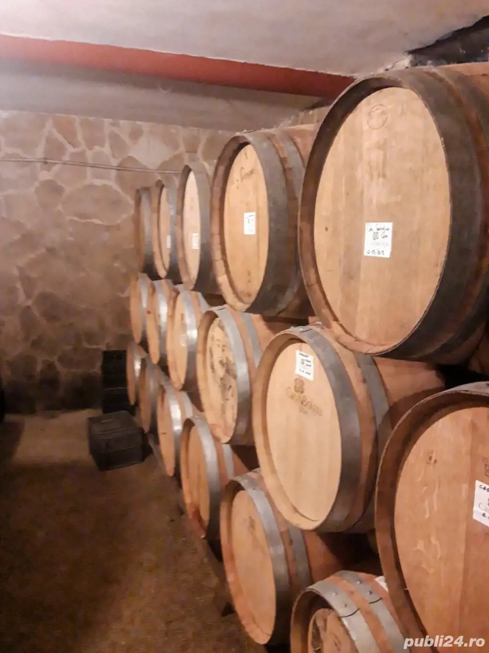  Vand Vin de calitate superioara, soiurile sunt Muscat otonel, Feteasca alba, Merlot, etc