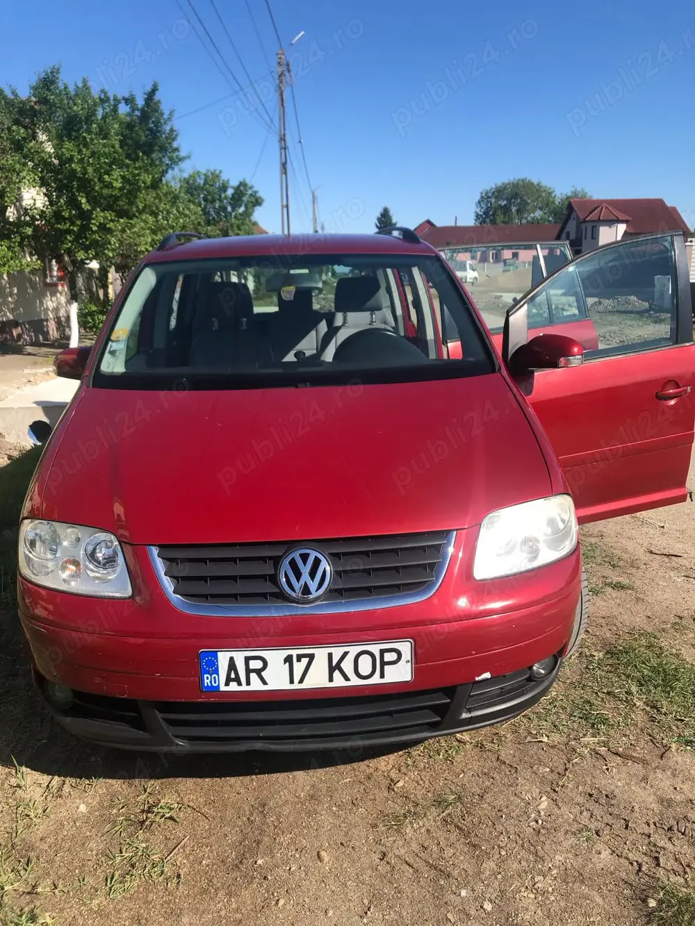 Mașina Vw Touran roșie 