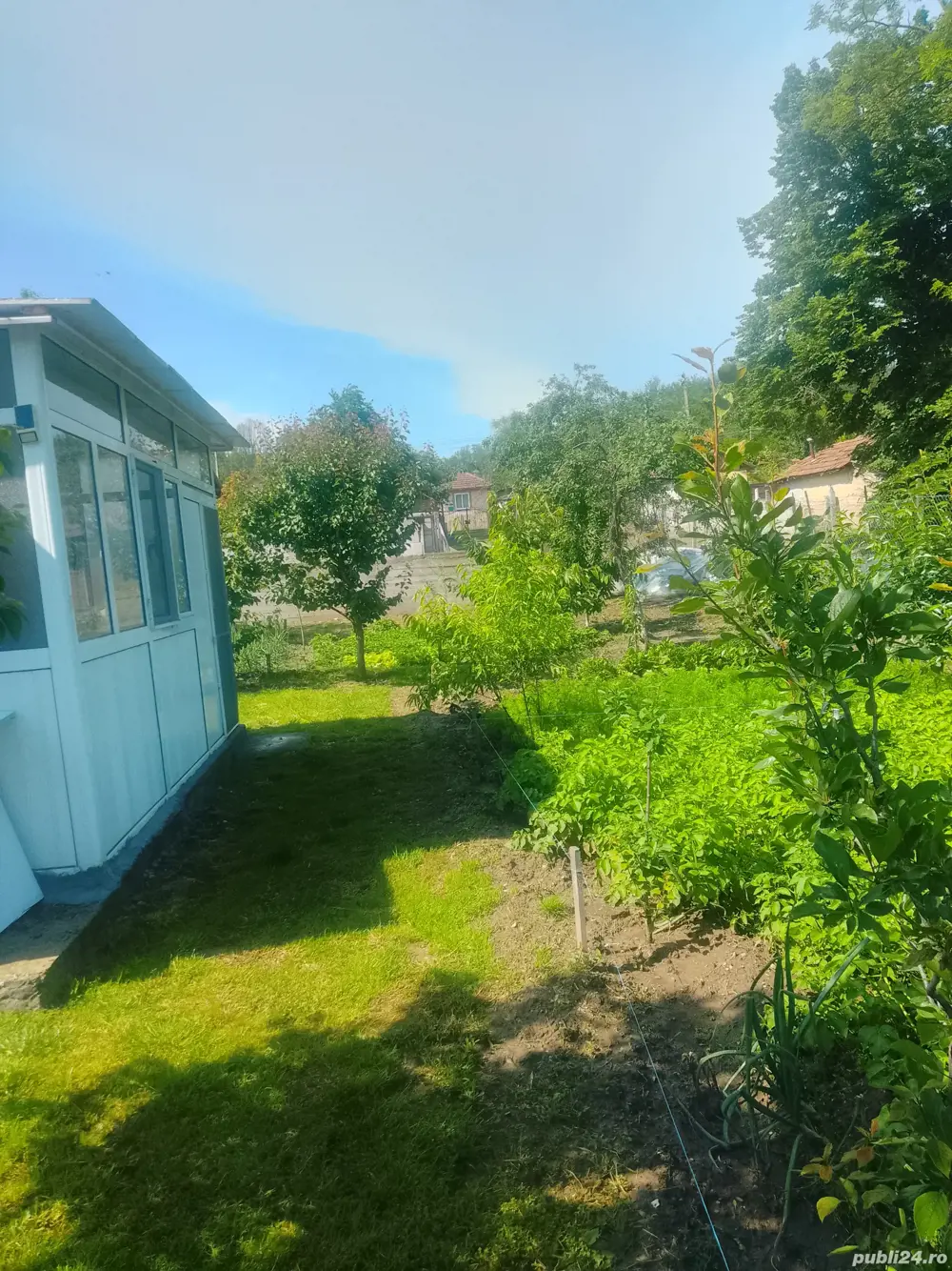 se vinde teren cu casa demolabila si fundatie noua