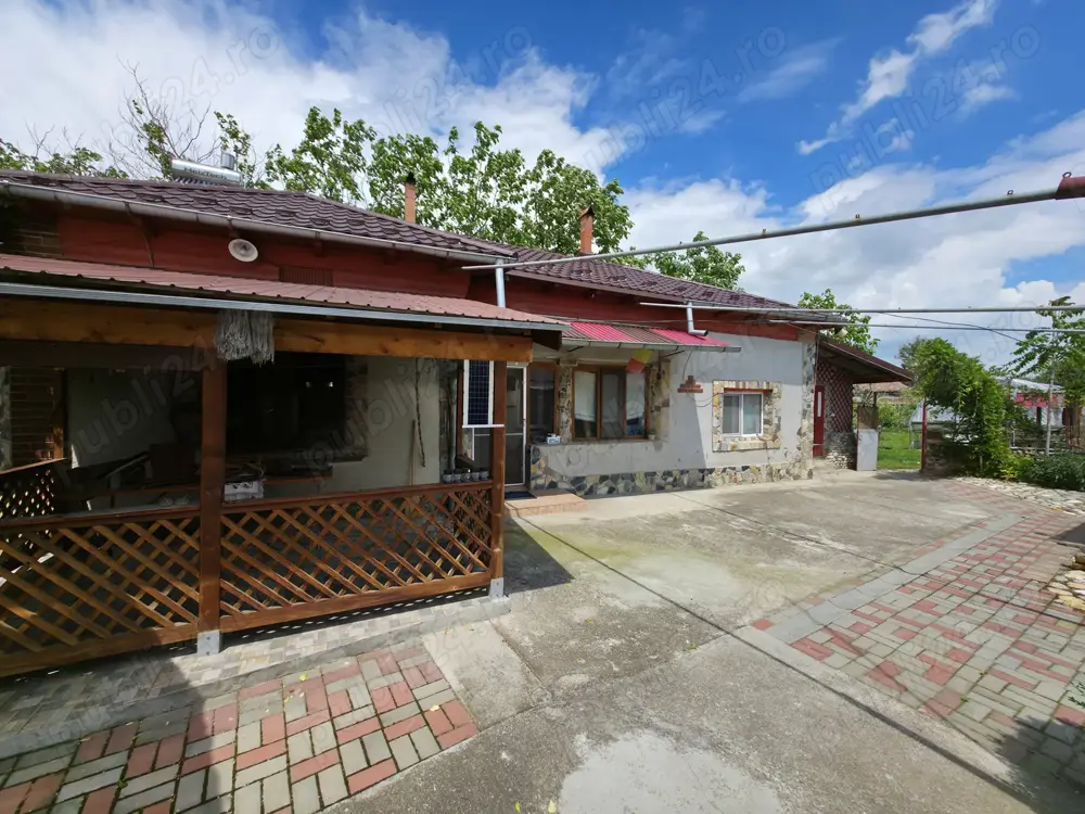 Casa Smardioasa cu Garaj si Curte - Centrul comunei (in Teleorman)