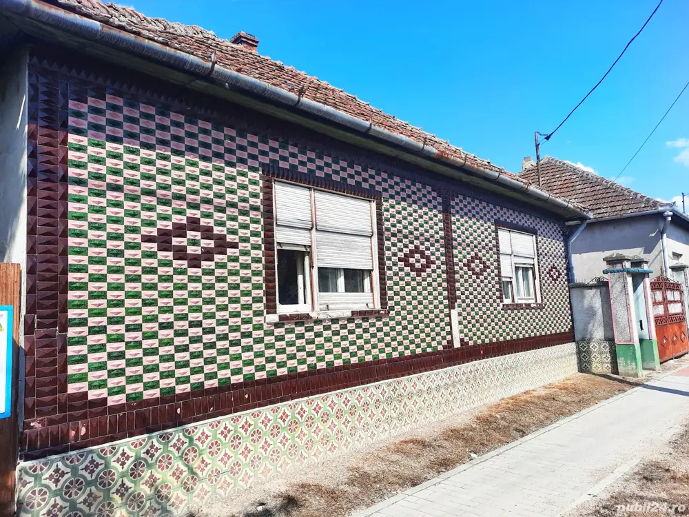 Casă disponibilă în 2 rate, pretabil afacere,în zonă centrală-la șosea,  în comuna Socodor, 