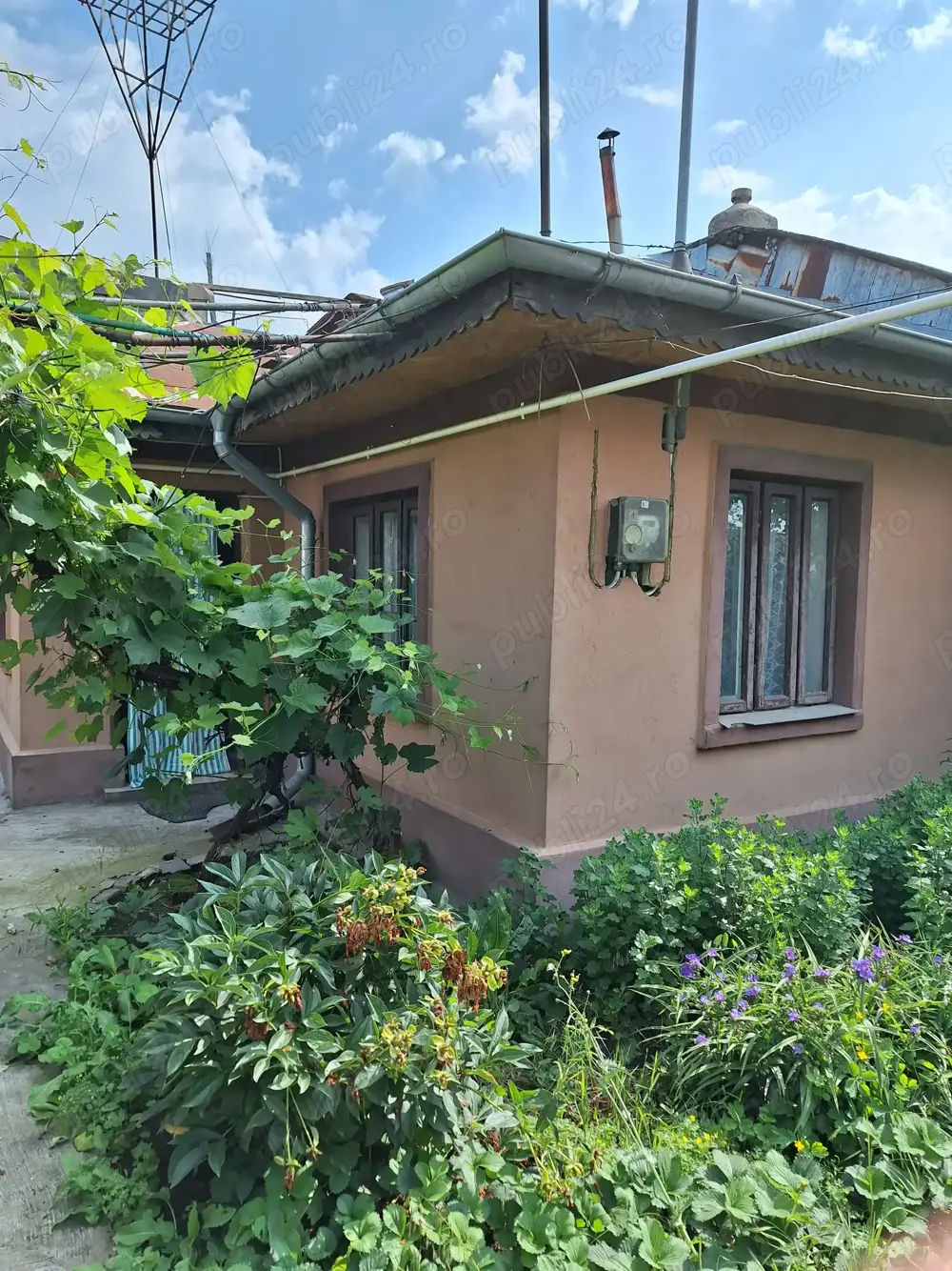 Casa curte chirpici