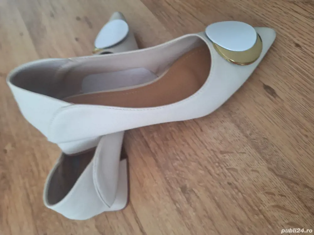 Vând pantofi bej crem, marimea 37