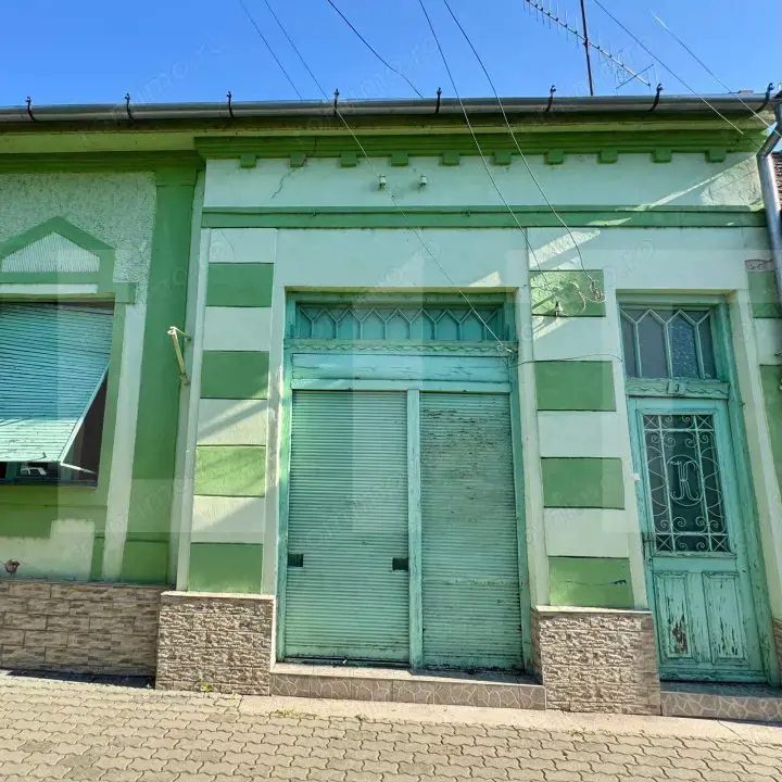 Casă de vânzare în centrul Pâncota cu magazin și dependințe. Casă de vânzare în centrul Pâncota cu magazin și dependințe.