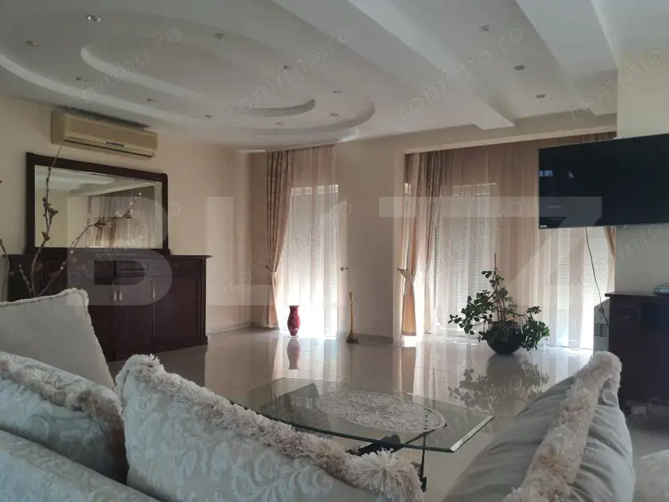 Vila de vanzare, cu 4 camere, 180 mp, zona Fratelia