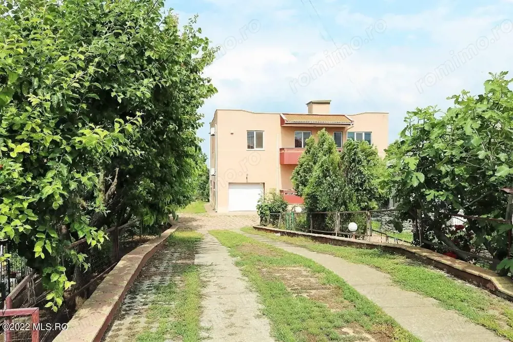 Ovidiu - Str. Nationala, Vila P+1E, teren 1094 mp, vedere la lac!