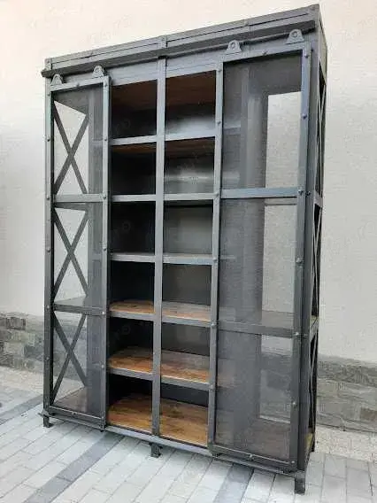 Raft fier stil industrial cu usi glisante plasa, tip vitrina
