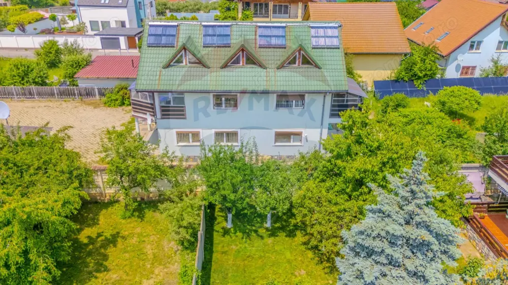 Vila rezidential/  gradina de vis/sera/ panouri/ Sanpetru!