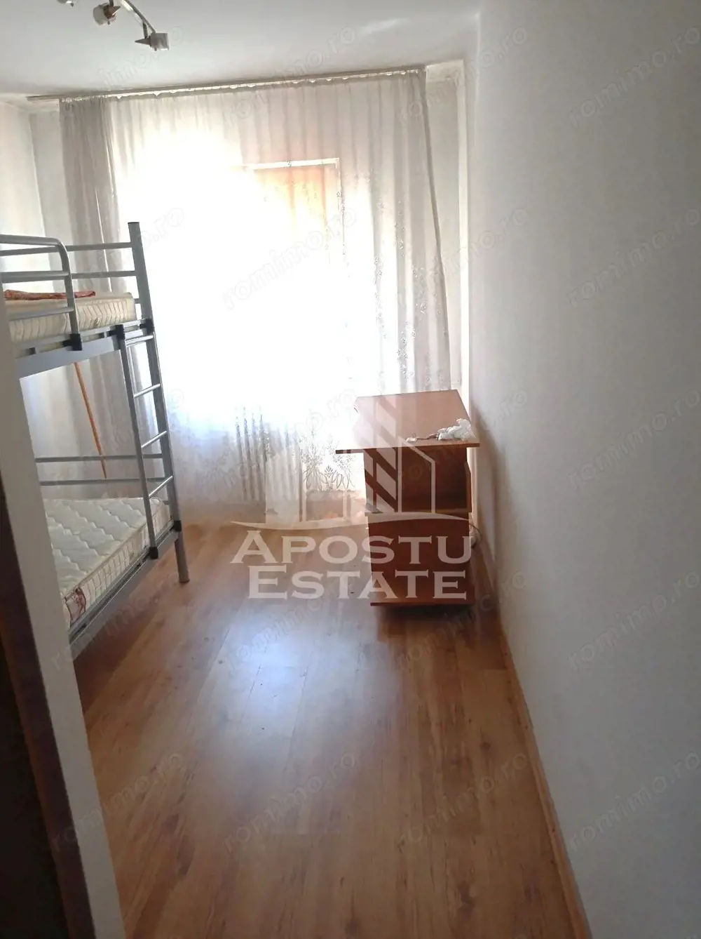 Garsoniera  renovata, 12 mp cu baie proprie, etajul 1, zona Sagului