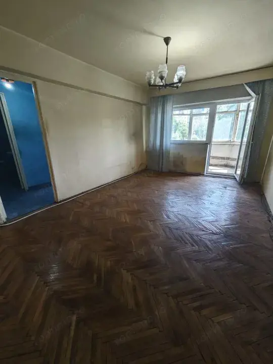  Apartament de vanzare, cu 3 camere spațios, etaj 1, zona Parcul Mara