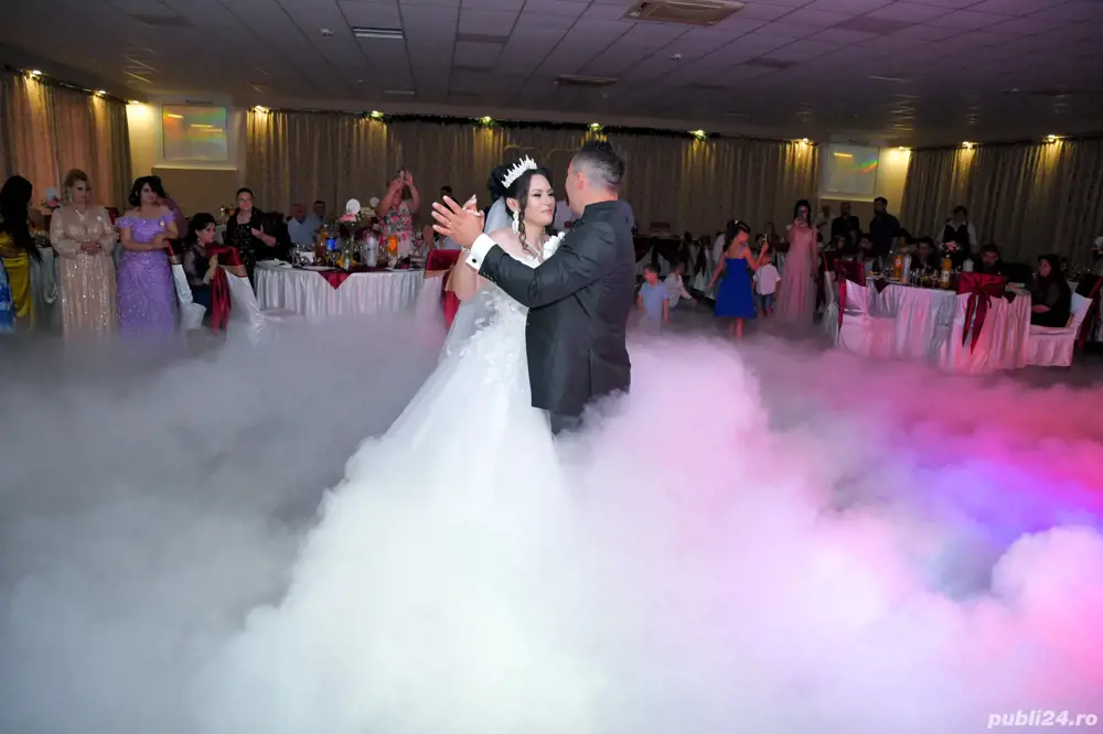 DJ cununie 1000 RON cameraman nuntă fotograf botez cabină foto arcadă de baloane fum dansul mirilor