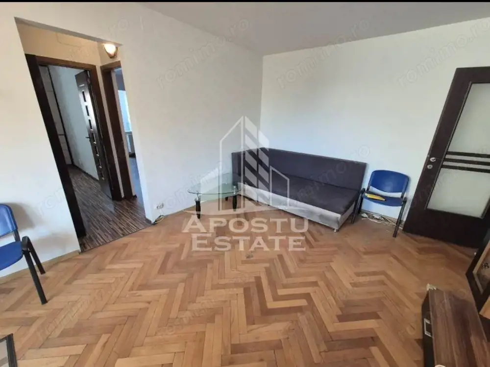 Apartament cu 3 camere de vanzare, centrala proprie, zona Dambovita