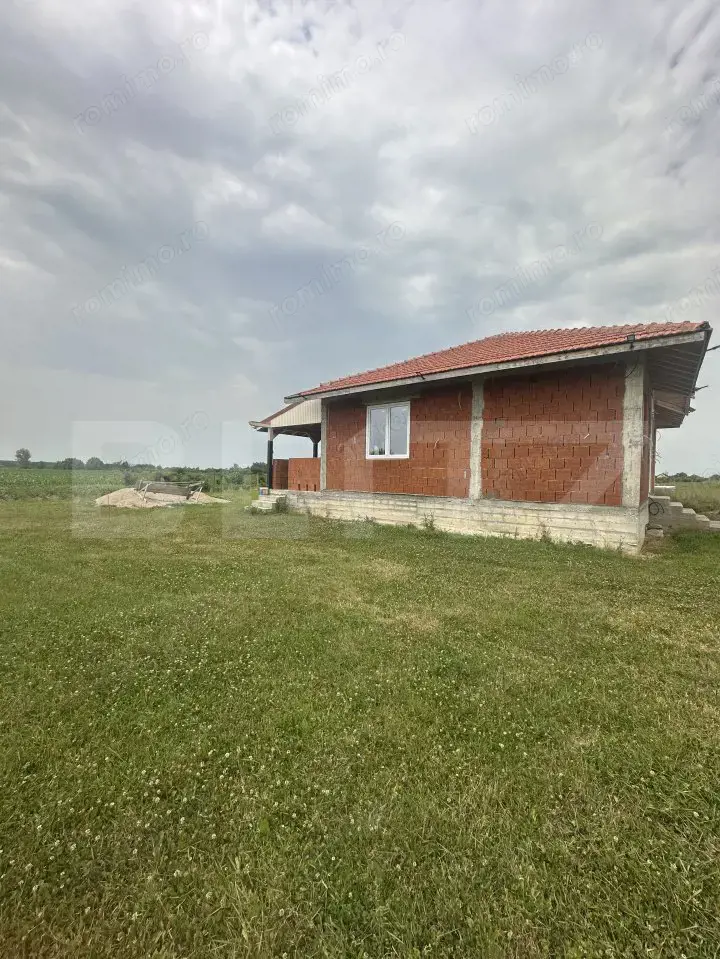 Casa la roșu 3 camere, 142mp, 585 mp teren, zona Cionchesti 